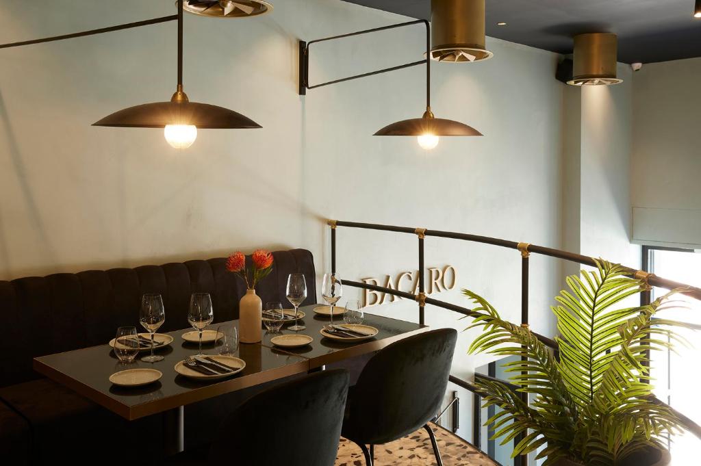 A restaurant or other place to eat at The Port Square Hotel