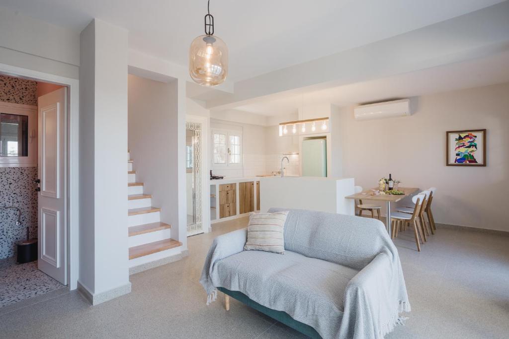 een woonkamer met een stoel en een keuken bij Locanda Villas in Lefkada