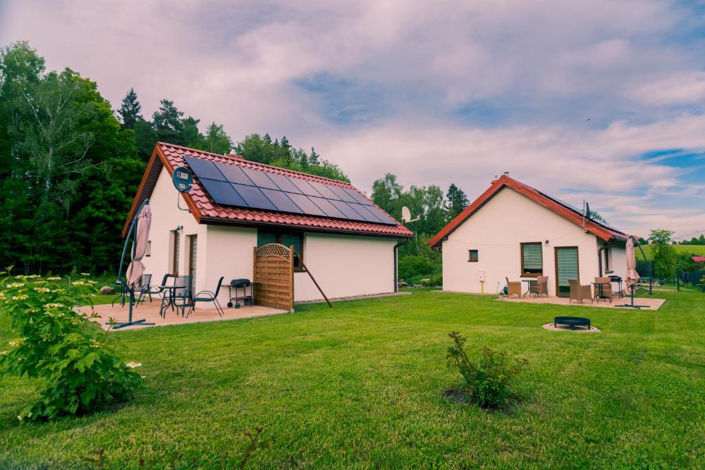 Vonkajšia záhrada v ubytovaní Między ciszą a ciszą - domki całoroczne