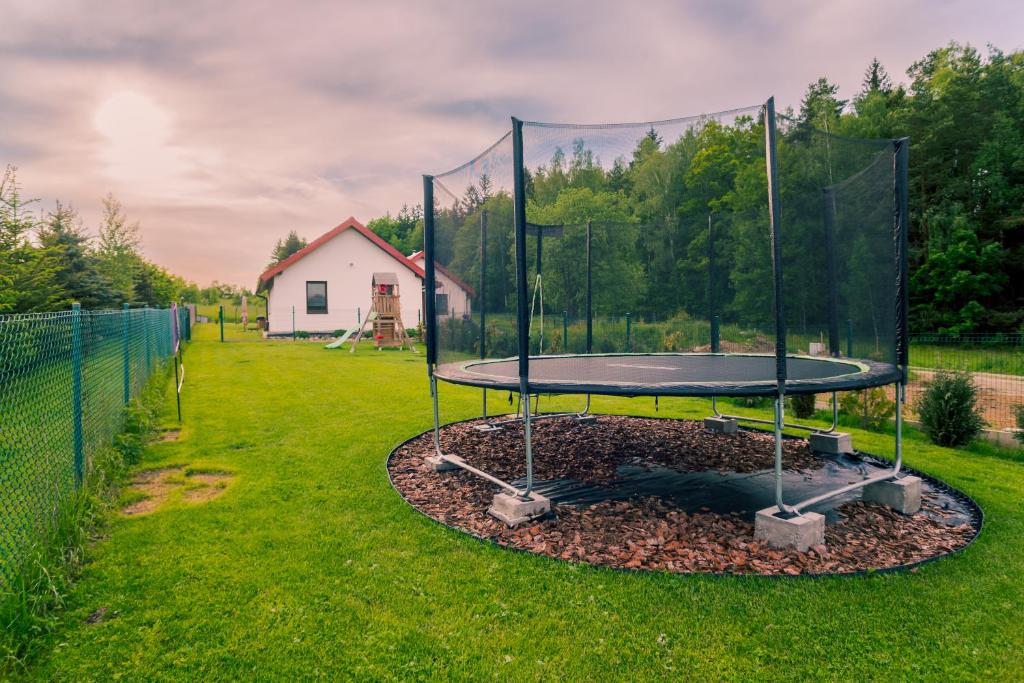 Vonkajšia záhrada v ubytovaní Między ciszą a ciszą - domki całoroczne