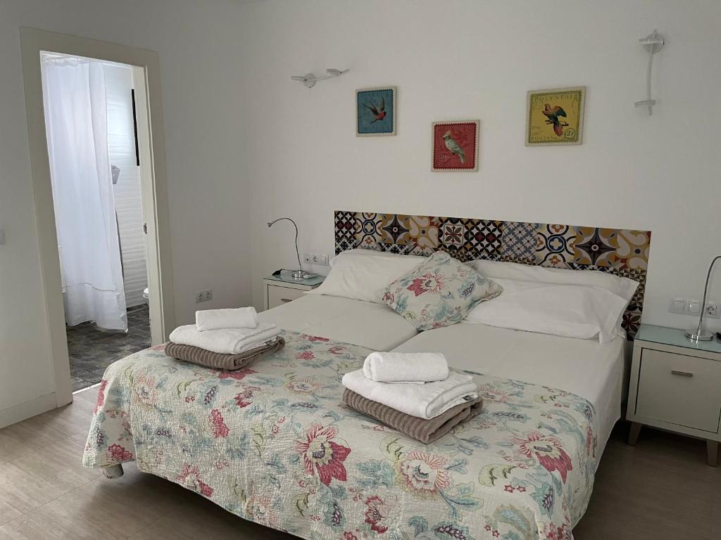 sypialnia z łóżkiem z dwoma ręcznikami w obiekcie Vivienda Vacacional Casa Federico w Corralejo