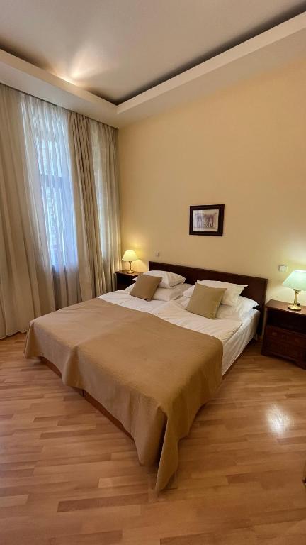 Postel nebo postele na pokoji v ubytování FLEUR DE LIS HOTEL