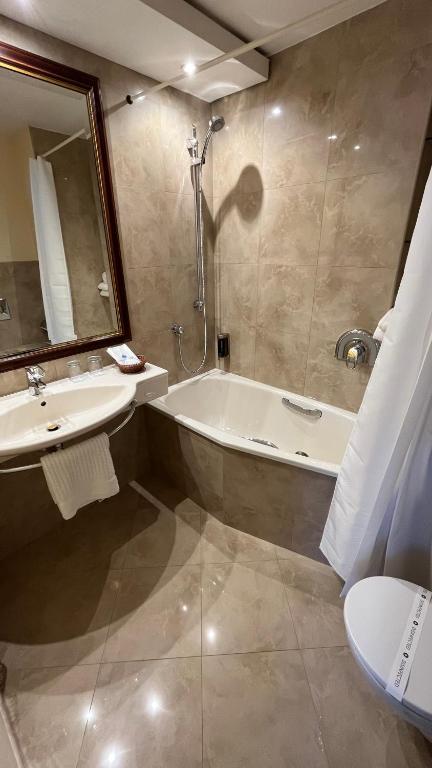 Koupelna v ubytování FLEUR DE LIS HOTEL