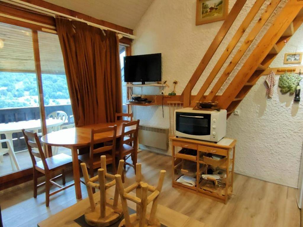 salon ze stołem i kuchenką mikrofalową w obiekcie Appartement Cauterets, 2 pièces, 6 personnes - FR-1-234-238 w mieście Cauterets