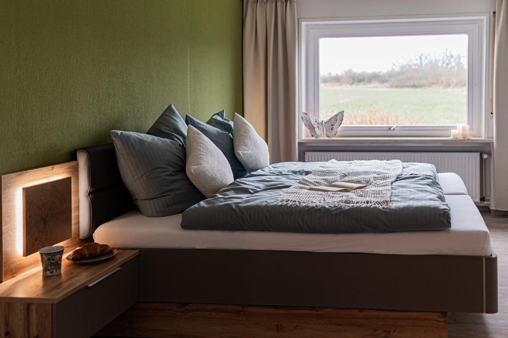 een bed in een slaapkamer met een raam bij Ferienwohnung Alwine in Goslar