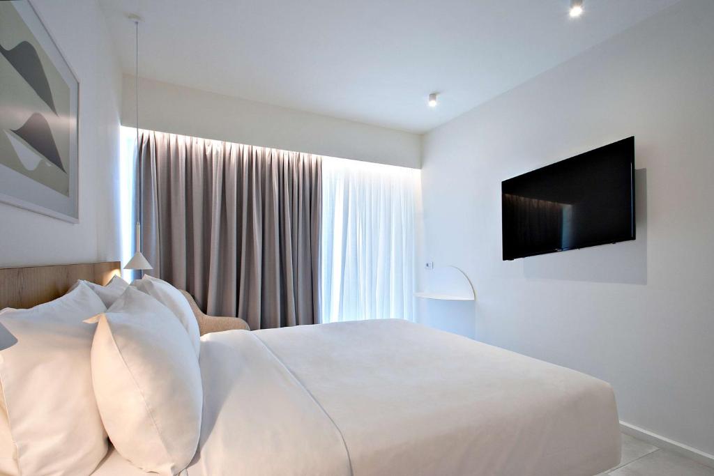 Televisi dan/atau pusat hiburan di Radisson Resort Plaza Skiathos
