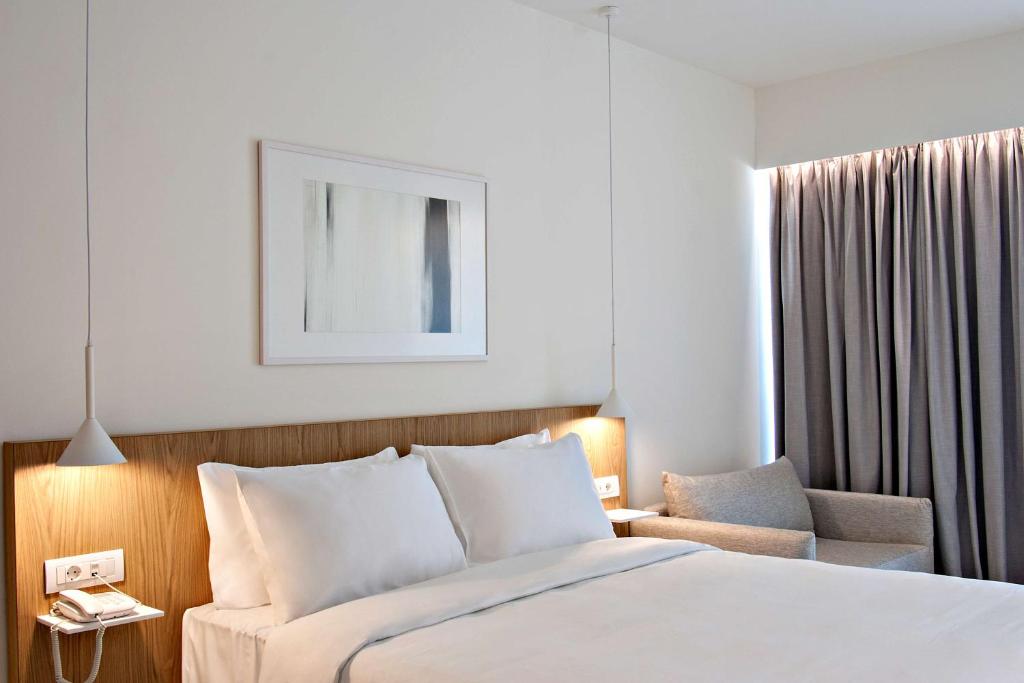 Tempat tidur dalam kamar di Radisson Resort Plaza Skiathos