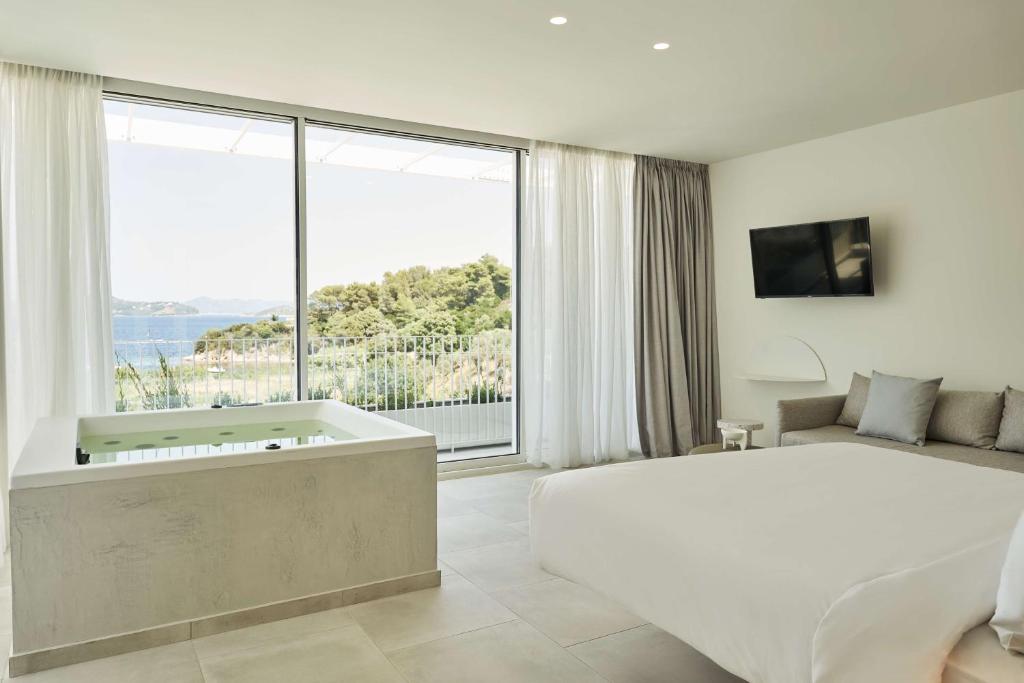 Tempat tidur dalam kamar di Radisson Resort Plaza Skiathos