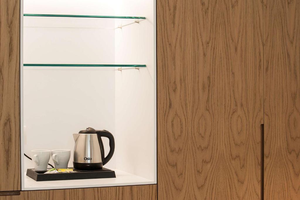 Fasilitas pembuat kopi dan teh di Radisson Resort Plaza Skiathos