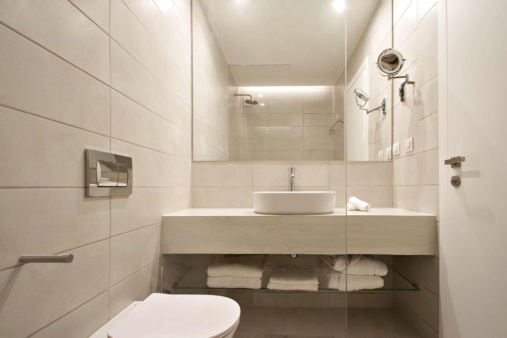 Kamar mandi di Radisson Resort Plaza Skiathos