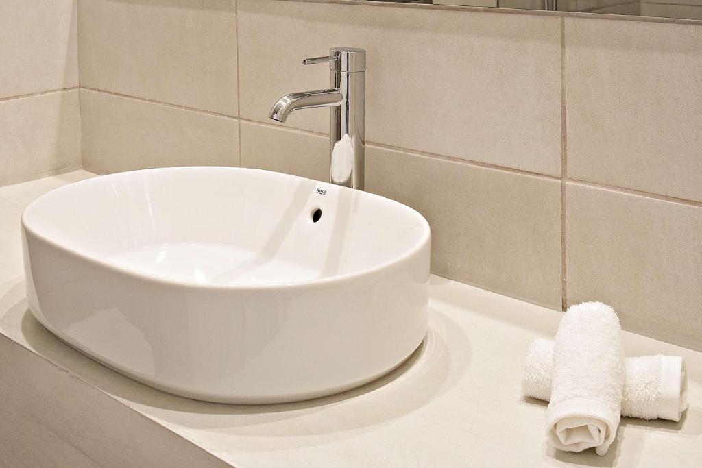 Kamar mandi di Radisson Resort Plaza Skiathos