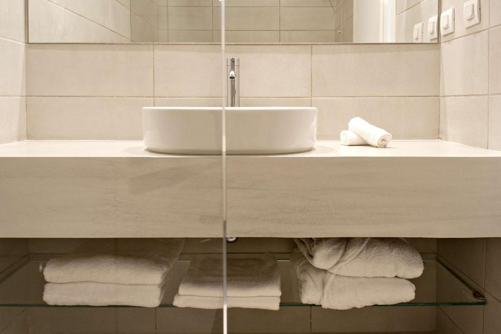 Kamar mandi di Radisson Resort Plaza Skiathos