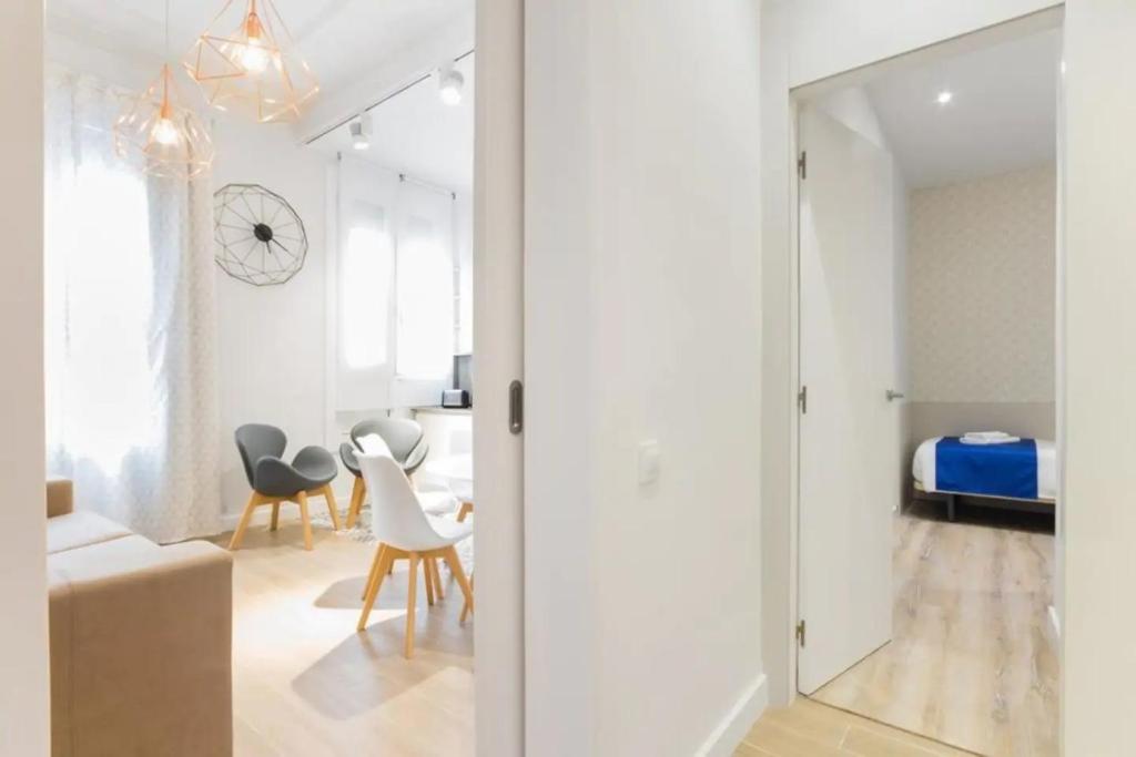 Canela Homes BARCELONA MARINA - Three-Bedroom Apartment