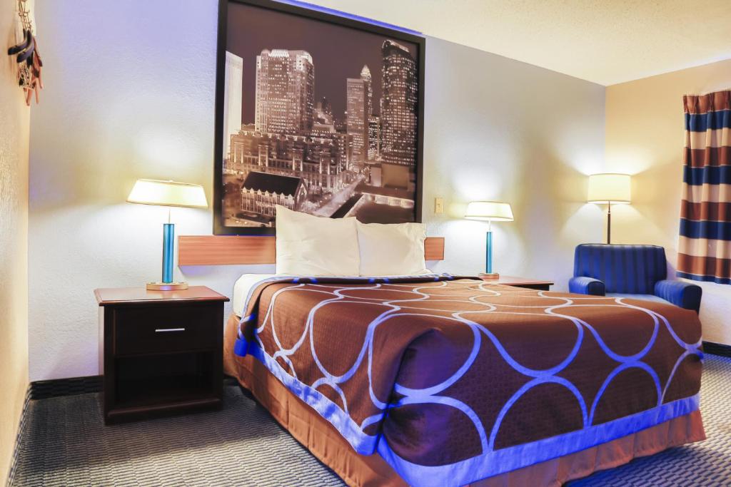 Super 8 by Wyndham Charlotte University - Queen Room - Mobility Access/Non-Smoking