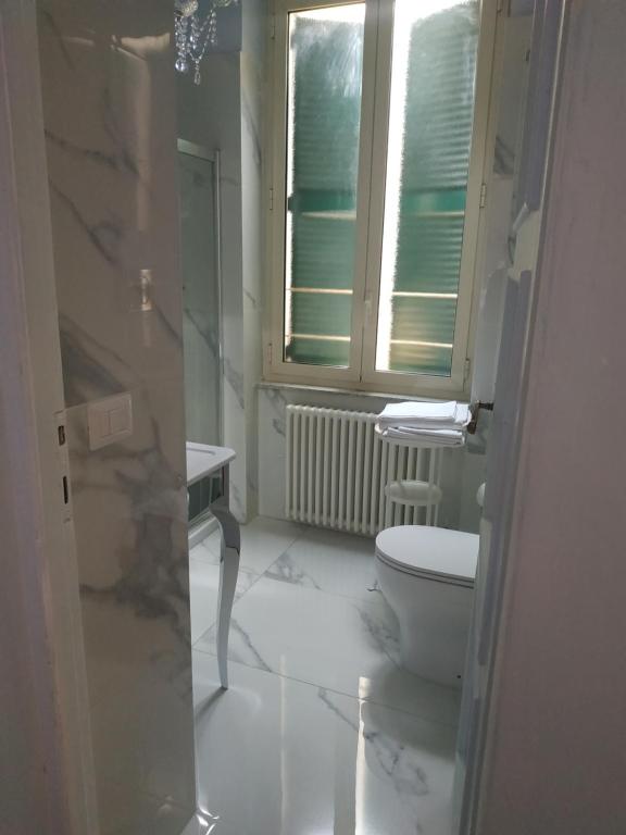 A bathroom at Around The Corner Colosseo B&B