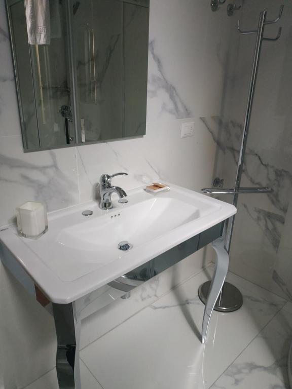 A bathroom at Around The Corner Colosseo B&B