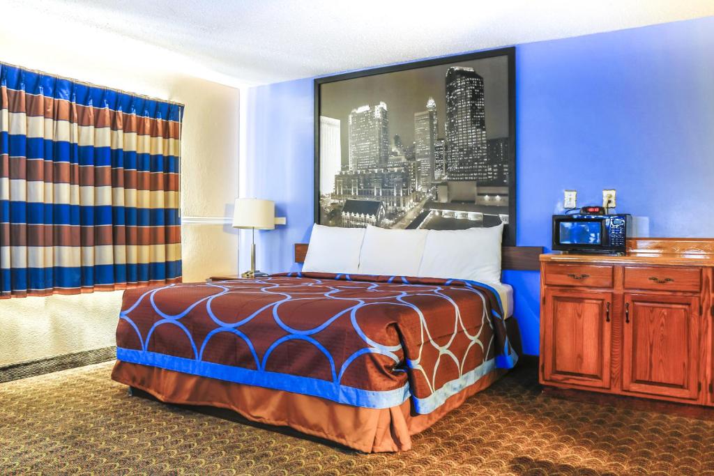 Super 8 by Wyndham Charlotte University - King Room - Non-Smoking
