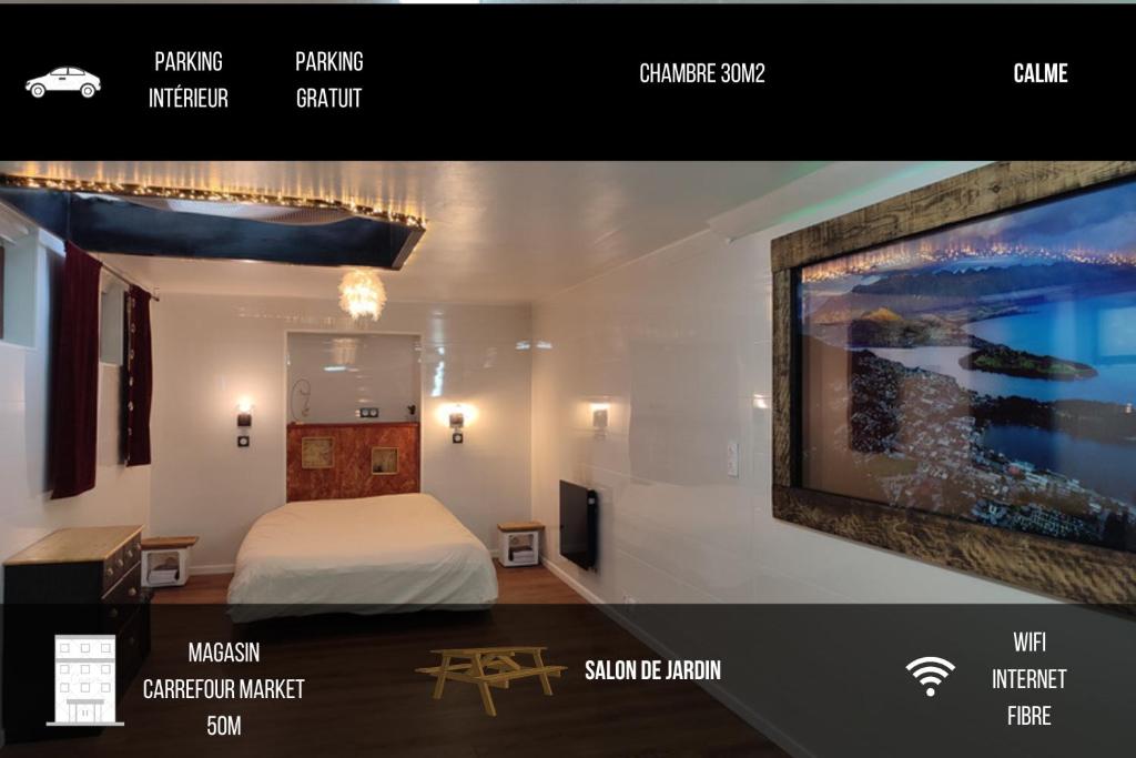 Habitación de hotel con cama y TV de pantalla grande. en 71m2 Cave en Champagne - Romantique / occasion spé, en Châlons-en-Champagne