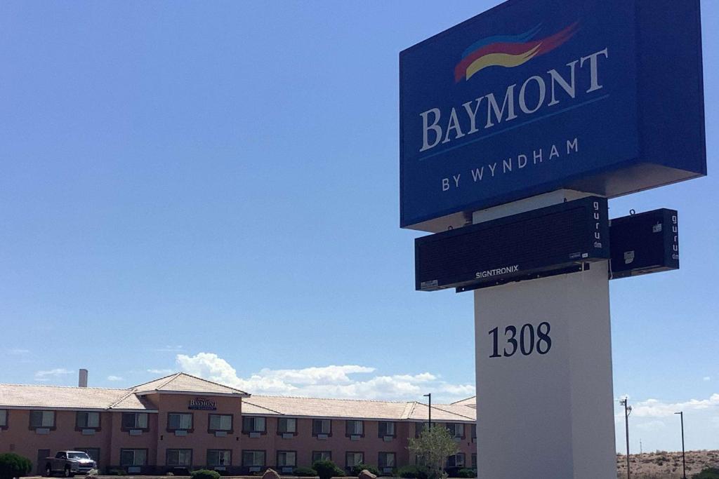 a street sign on a pole in front of a building at Baymont Inn & Suites by Wyndham Holbrook in Holbrook