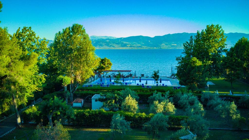 eine Luftansicht auf einen Park mit See in der Unterkunft Tsamadanis Hotel & Bungalows Friends Family in Karavómilos