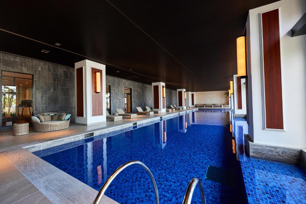 Бассейн в Ryukyu Hotel & Resort Nashiro Beach или поблизости
