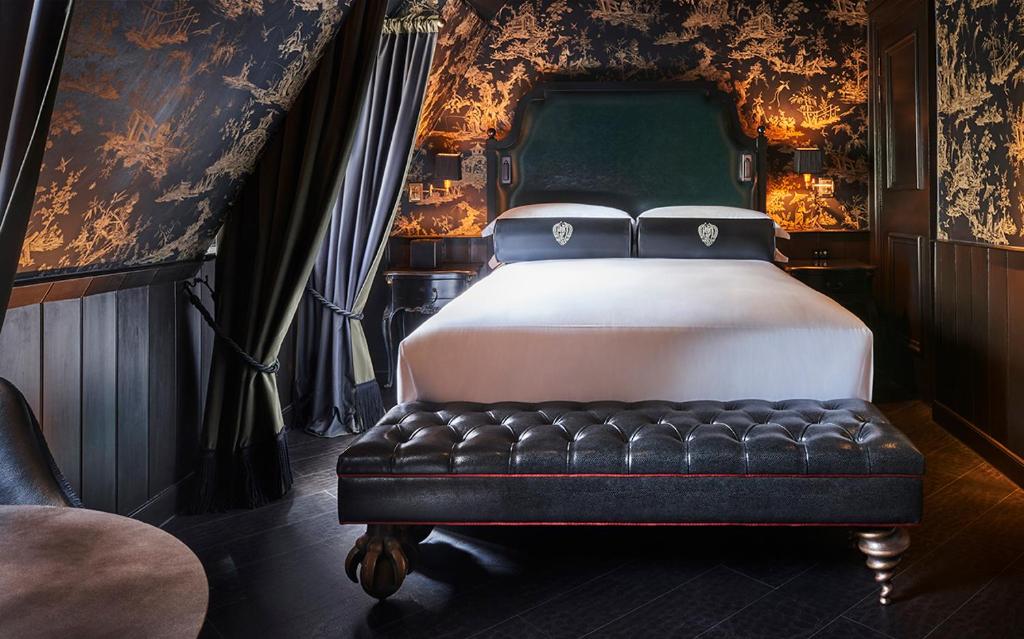 Postel nebo postele na pokoji v ubytování Chateau Denmark London