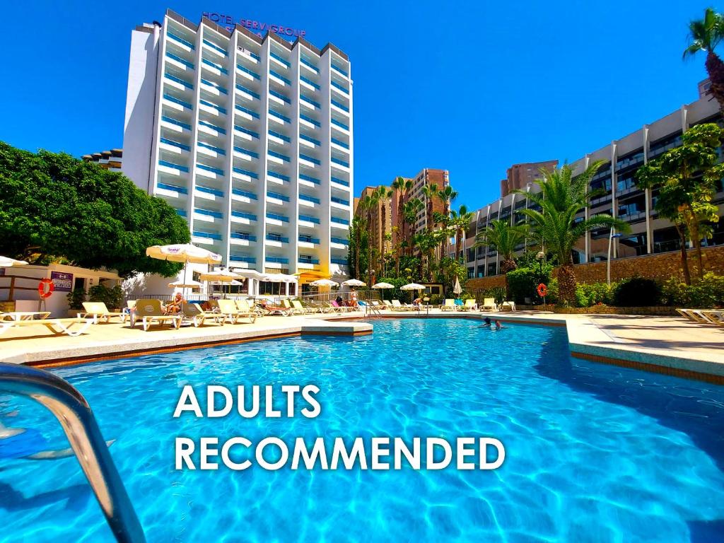 una piscina con un hotel en el fondo en Hotel Servigroup Castilla, en Benidorm