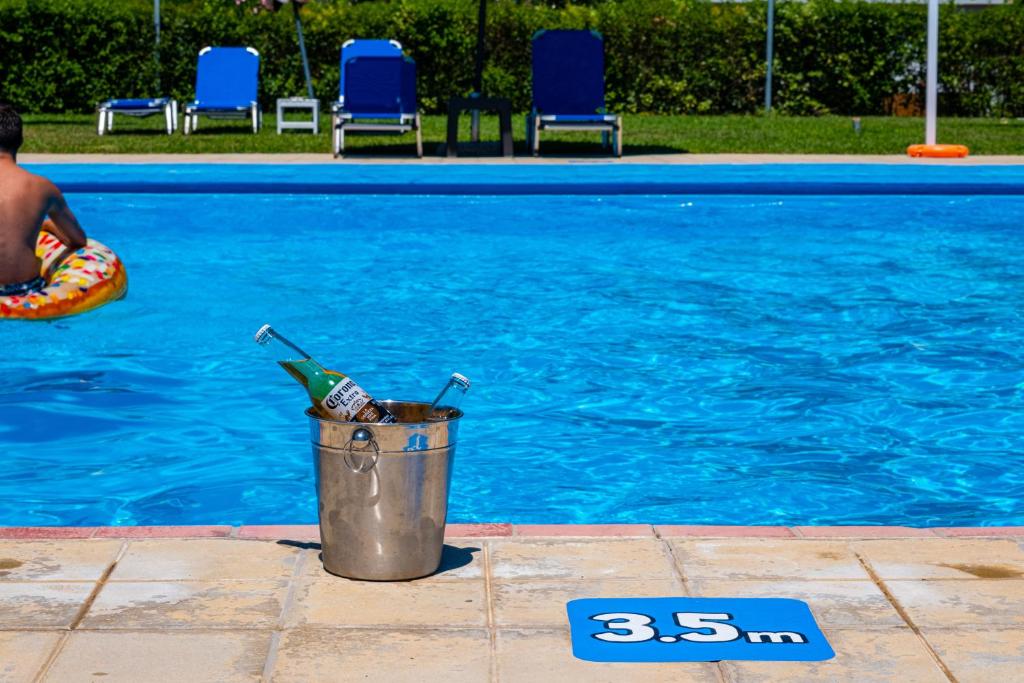 Bazén v ubytování Tsamadanis Hotel & Bungalows Friends Family nebo v jeho okolí