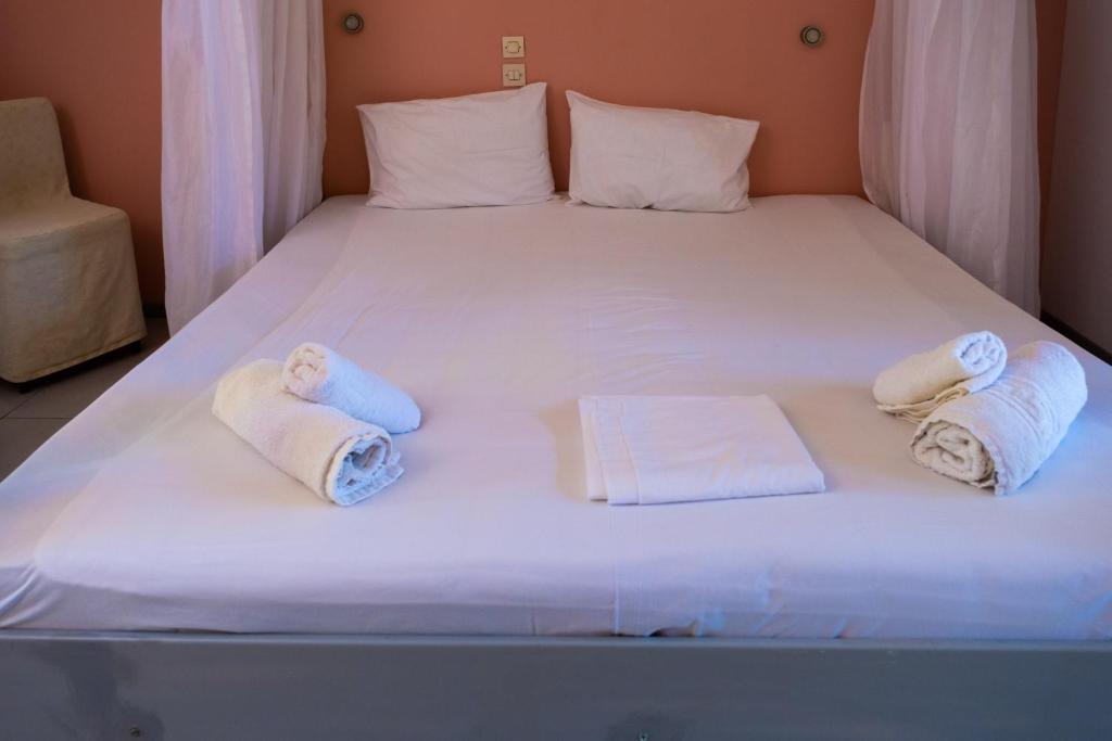 Postel nebo postele na pokoji v ubytování Tsamadanis Hotel & Bungalows Friends Family