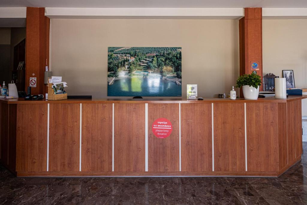 Vstupní hala nebo recepce v ubytování Tsamadanis Hotel & Bungalows Friends Family