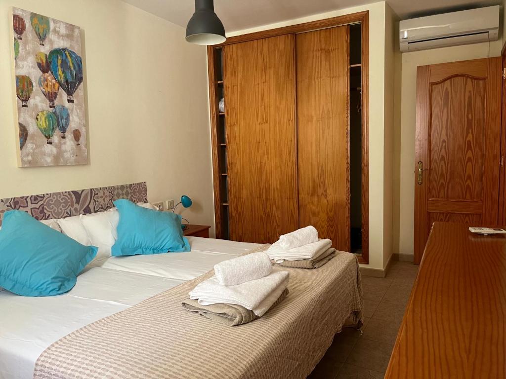 sypialnia z dwoma łóżkami i ręcznikami na nich w obiekcie Vivienda Vacacional Maga w Corralejo