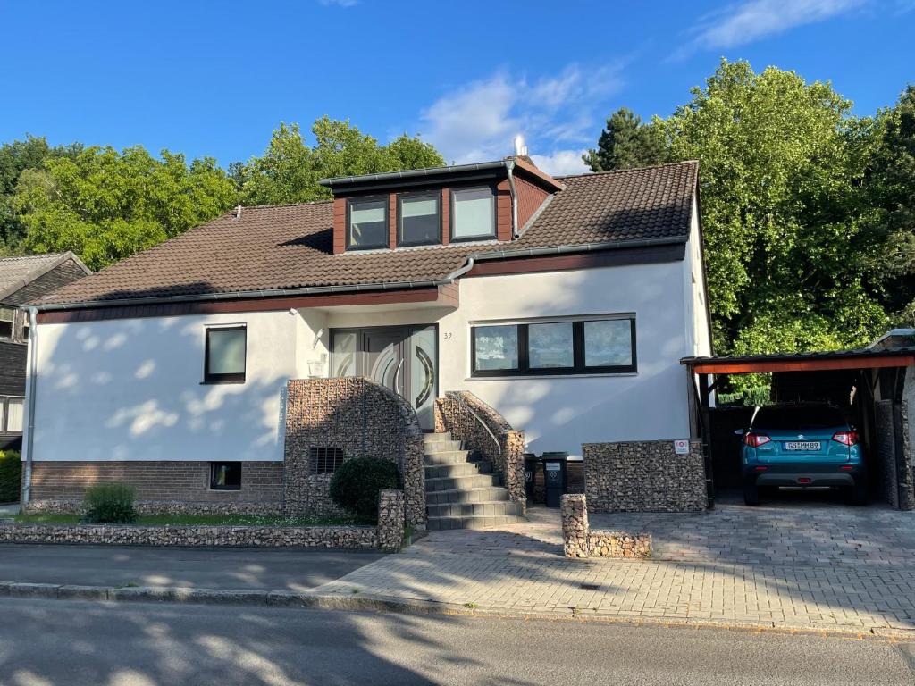 een huis met een auto ervoor geparkeerd bij Haus der 5 Elemente mit Gemeinschaftsbad in Göttingen