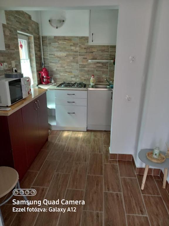 Kuchyň nebo kuchyňský kout v ubytování Írisz Apartman