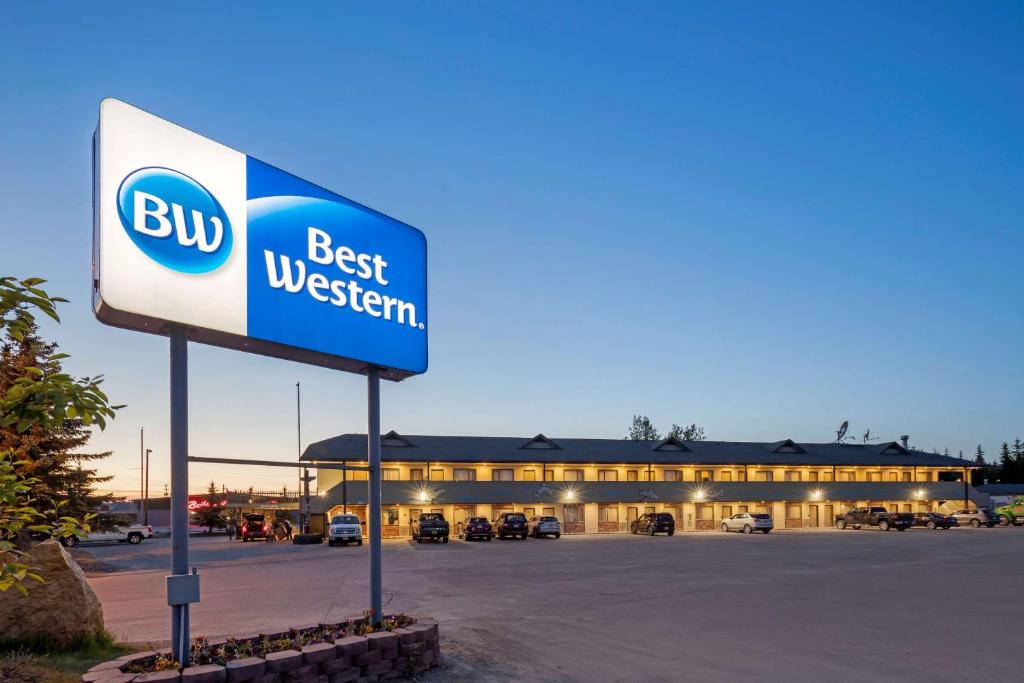 a best western sign in front of a building at Best Western King Salmon Inn in Soldotna