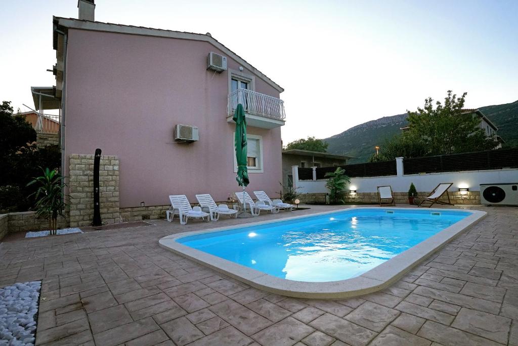 Bazén v ubytování Villa TaGo with brand new pool nebo v jeho okolí