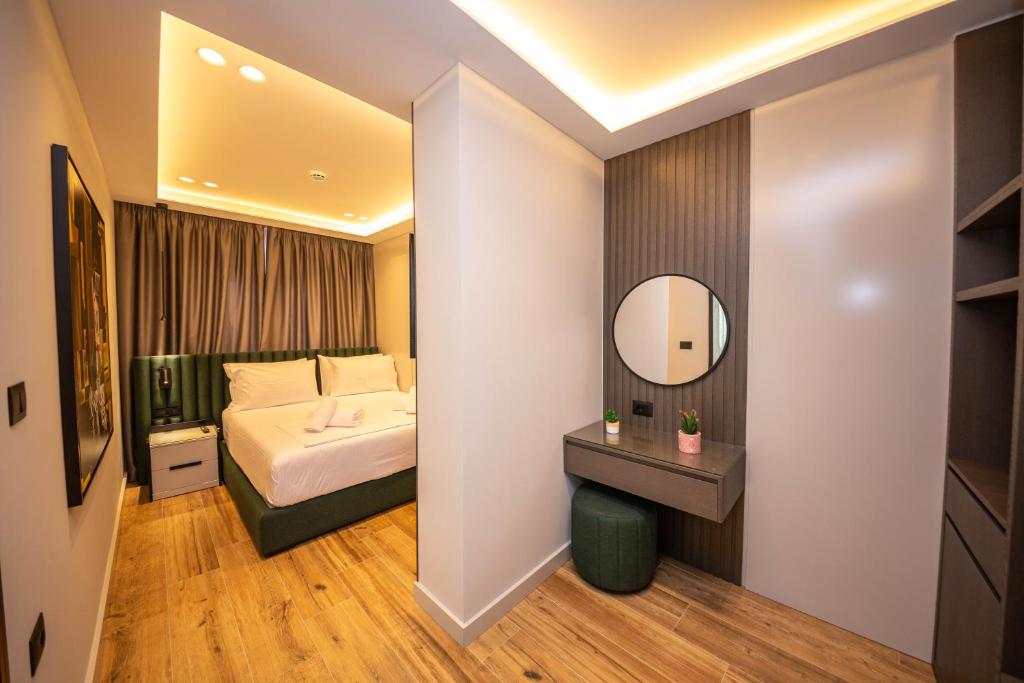 Un pat sau paturi într-o cameră la Hotel Lili-1