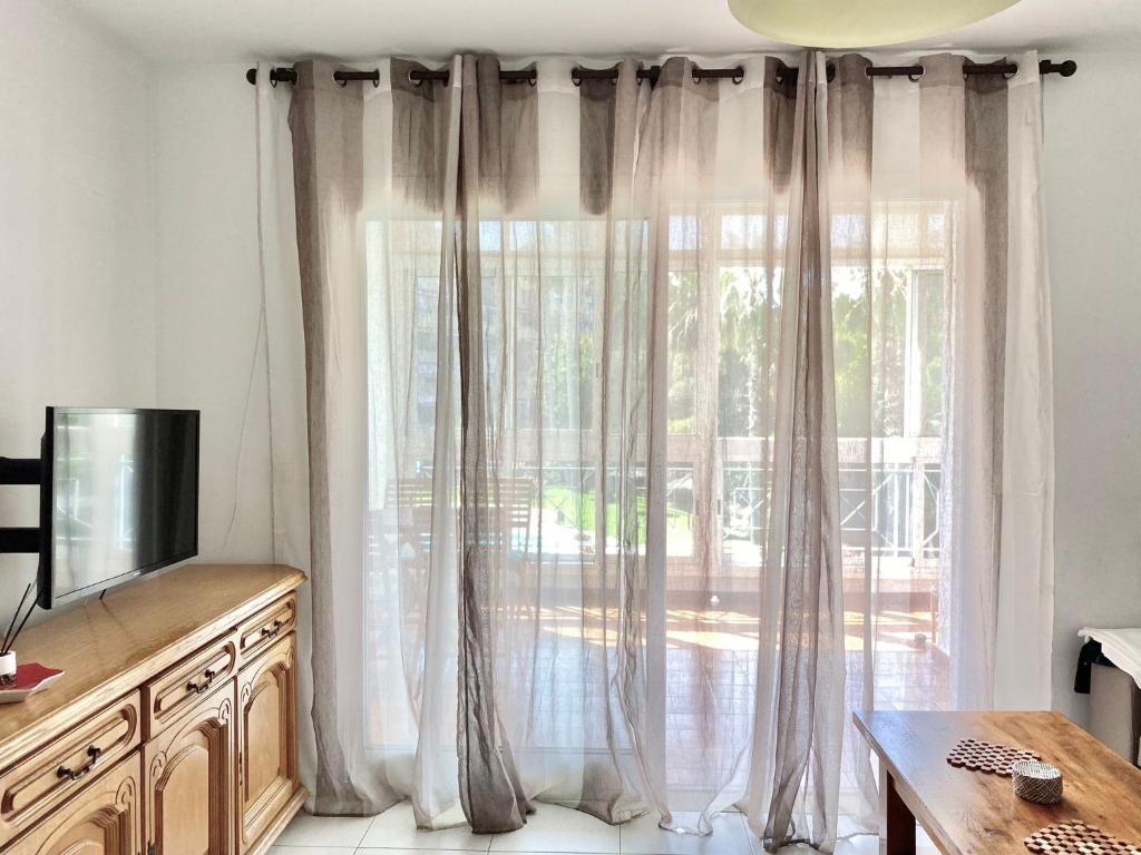 TV a/nebo společenská místnost v ubytování Alicante Golf Hoyo 18 4-6 Pax. piscina, wifi, parking privado.