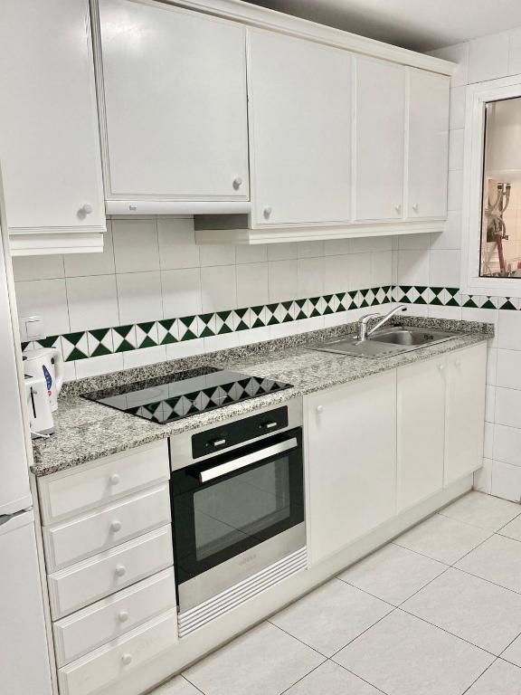 Kuchyň nebo kuchyňský kout v ubytování Alicante Golf Hoyo 18 4-6 Pax. piscina, wifi, parking privado.