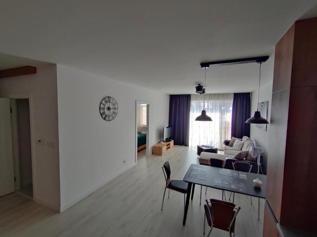 een witte woonkamer met een tafel en een bank bij Apartament na Malczewskiego in Międzyrzecz