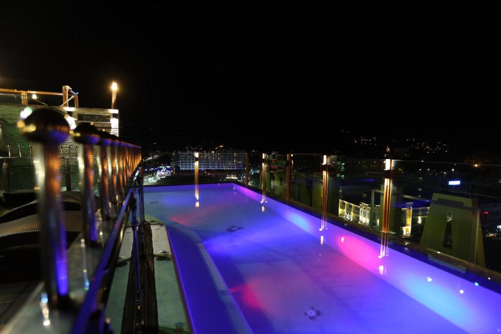 Bazén v ubytování BAB ALHARA HOTEL nebo v jeho okolí