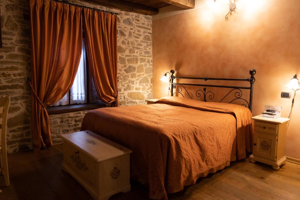 Acquaria的住宿－Albergo Cà Cerfogli，一间卧室设有一张床和一个窗口