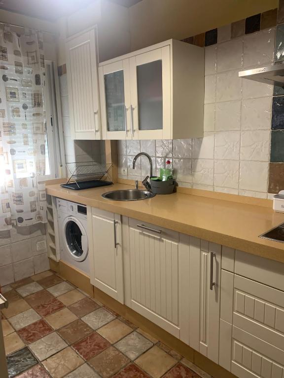 kuchnia ze zlewem i pralką w obiekcie C/ Cartaya 11 w mieście Huelva