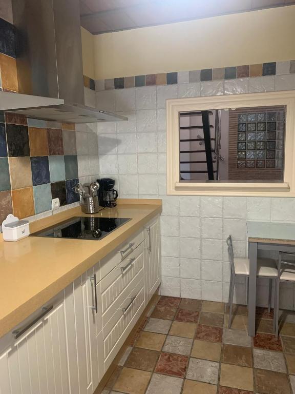 kuchnia ze zlewem i blatem w obiekcie C/ Cartaya 11 w mieście Huelva