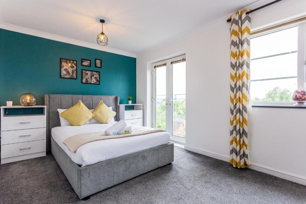 a bedroom with a bed and green walls at Luke Stays - Windmill Way in Gateshead