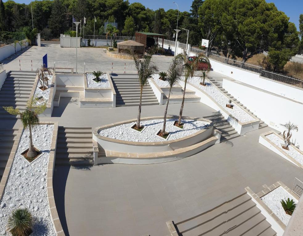 ein leerer Skatepark mit Palmen und Treppen in der Unterkunft Ritò in Gallipoli