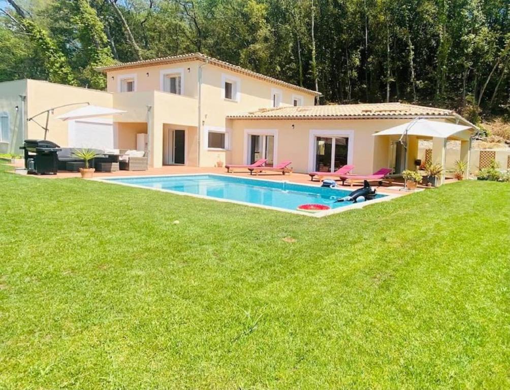 Bazén v ubytovaní Charmante villa avec piscine au calme, 6 personnes alebo v jeho blízkosti