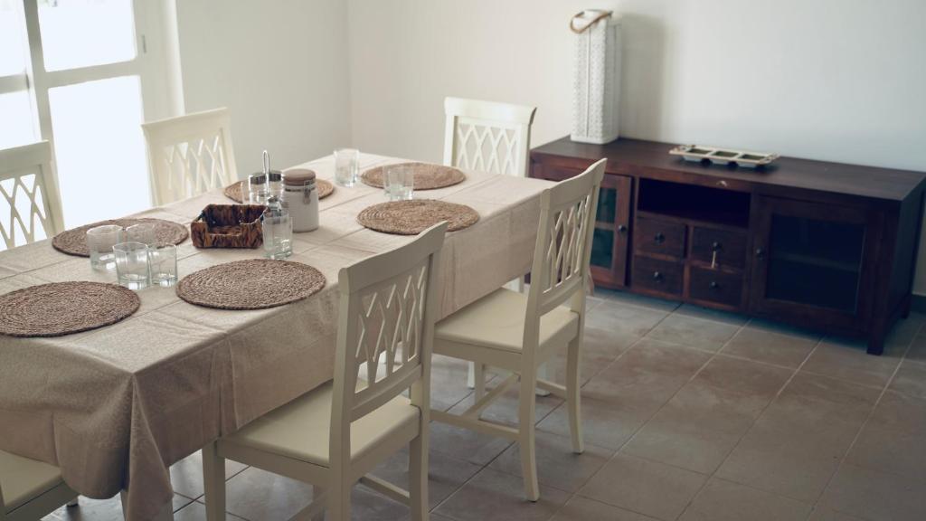 jadalnia ze stołem i krzesłami oraz kuchnia w obiekcie Villa Bella Luna with Pool - Puglia Mia Apartments w mieście Monopoli