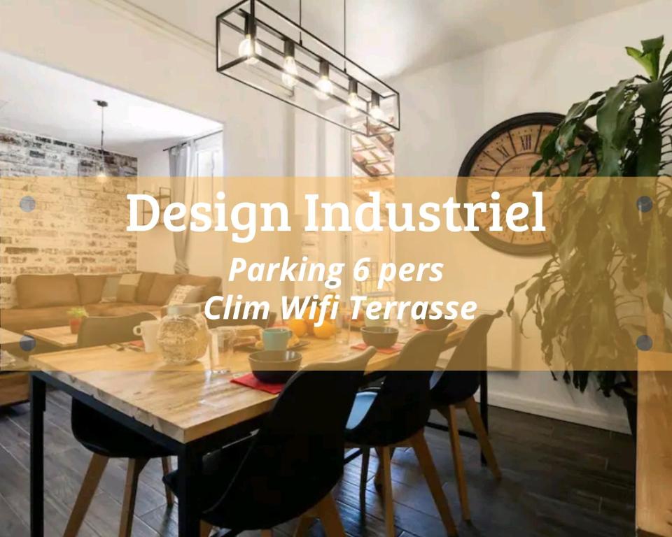Design Industriel avec Terrasse Privative في Gignac-la-Nerthe: غرفة طعام مع طاولة وغرفة معيشة مع أريكة