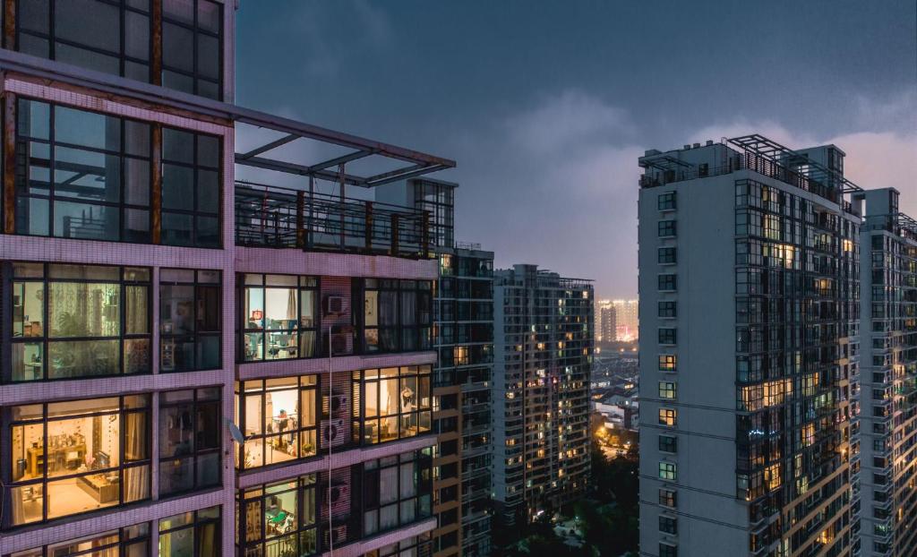 ABC Suites في بيتالينغ جايا: منظر على مباني طويلة في مدينة في الليل