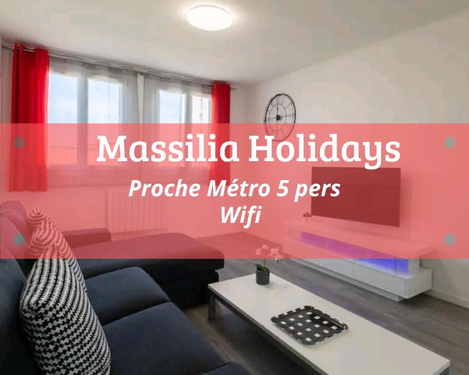een woonkamer met een bank en een tafel bij Massilia Holidays in Marseille